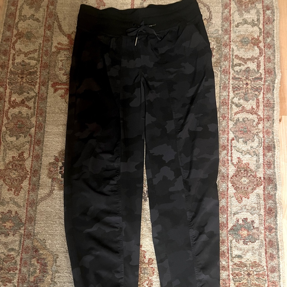 lululemon women’s camo joggers size  6